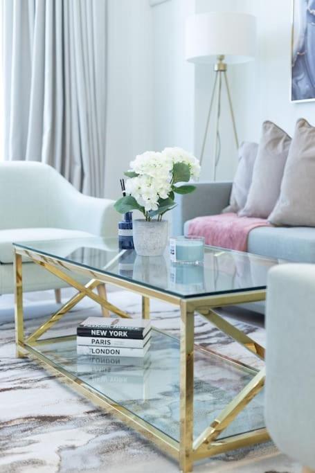Elegant On The Iconic Gloucester Road Apartment