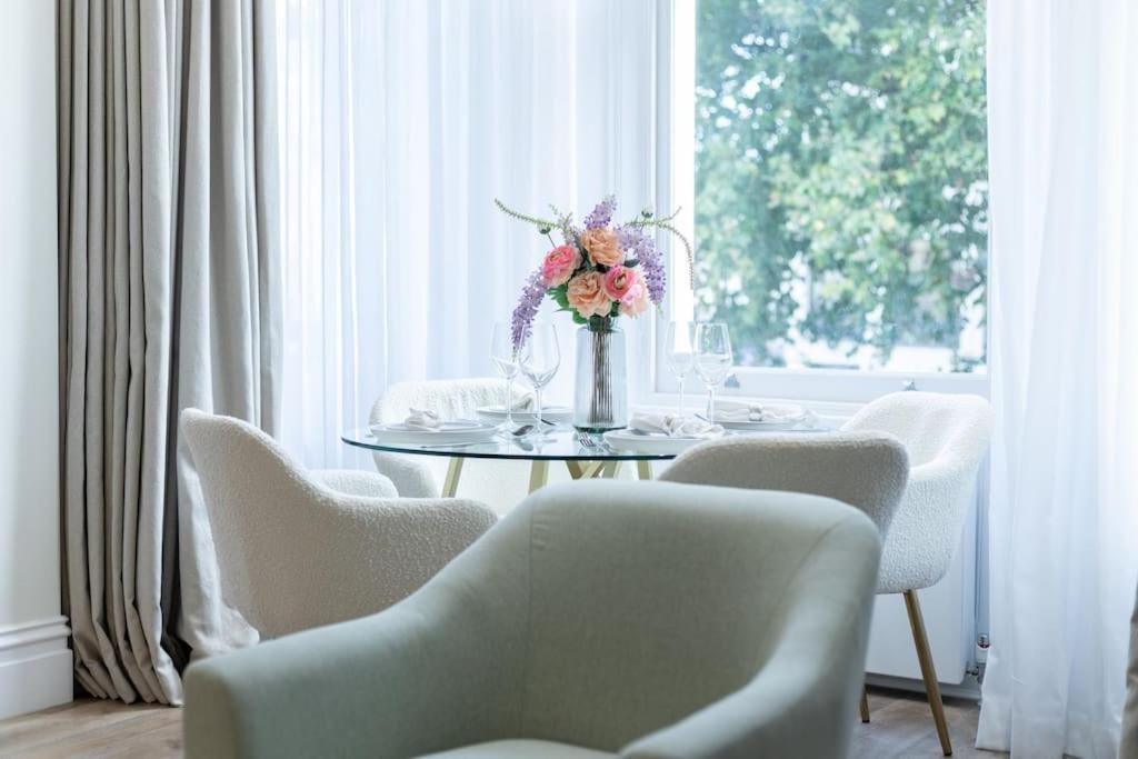 Elegant On The Iconic Gloucester Road Apartment
